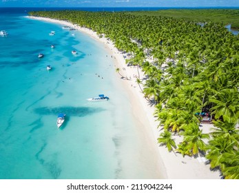 Vista aérea de la isla Saona en República Dominicana. Mar Caribe con agua azul clara y palmeras verdes. Playa tropical. La mejor playa del mundo.