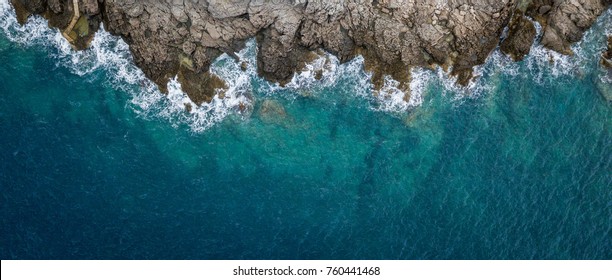 Вид с воздуха на морские волны и фантастический скалистый берег, Черногория