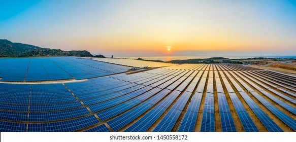 Luftaufnahme von Solarpaneelen, Fotovoltaik, alternative Stromquelle - Konzept nachhaltiger Ressourcen an sonnigen Tagen, Phuoc Dinh, Ninh Phuoc, Ninh Thuan, Vietnam