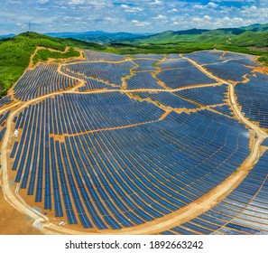 Luftaufnahme von Solarpaneelen, Fotovoltaik, alternative Stromquelle - Konzept nachhaltiger Ressourcen an einem sonnigen Tag, Xuan Tho, Song Cau, Phu Yen, Vietnam