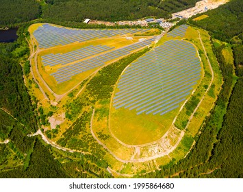 Luftbild zum Solarkraftwerk in aufwachsender Landschaft nach dem Bergbau. Stürzt von der alten Untergrundmine. Thema Industrie und erneuerbare Ressourcen