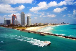 Vista Aerea Di South Miami Beach Con Barca Pilota Che Naviga Vicino Alla Linea Della Città