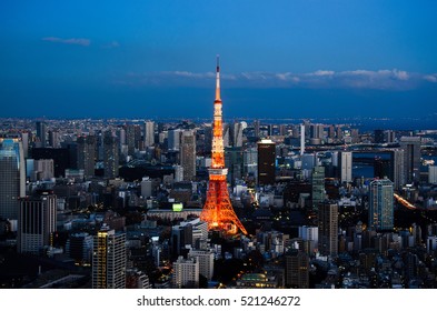 Luftbild der Tokyo Skyline, der Rainbow Bridge und des Tokyo Tower