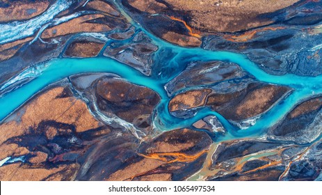 Letecký pohled a shora pohled na řeku na Islandu. Krásné přírodní pozadí.