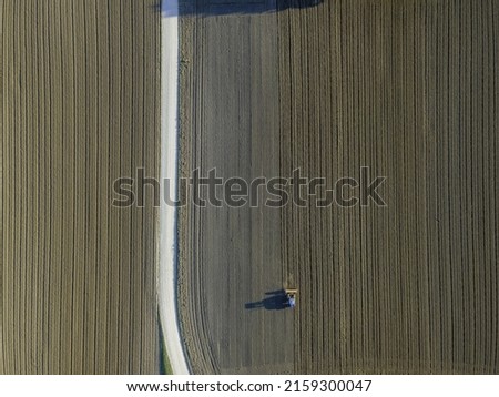 Erntemaschine, die im Feld arbeitet. Kombinierte Maschine