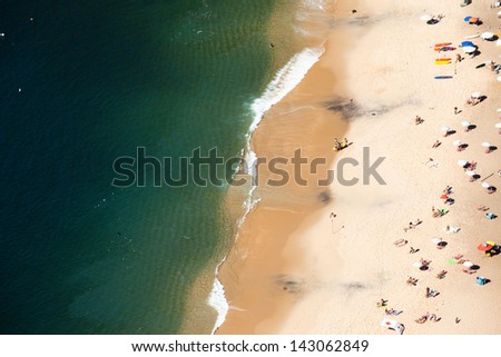 Similar – Foto Bild Luftaufnahme von fliegenden Drohnen von Menschen, die sich am Algarve Beach in Portugal entspannen.