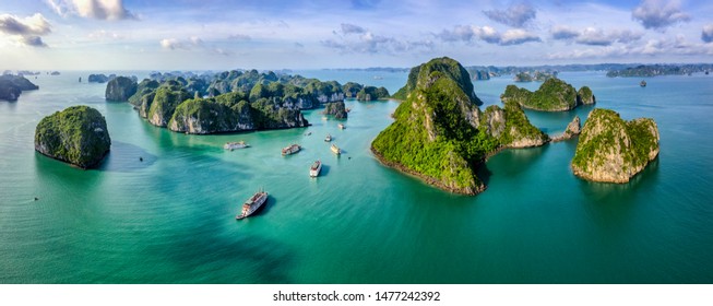 Luftbild Vung Vieng schwimmendes Fischerdorf und Felsinsel, Halong Bay, Vietnam, Südostasien. UNESCO Welterbe. Junk Boot Kreuzfahrt nach Ha Long Bay. Berühmtes Reiseziel Vietnams