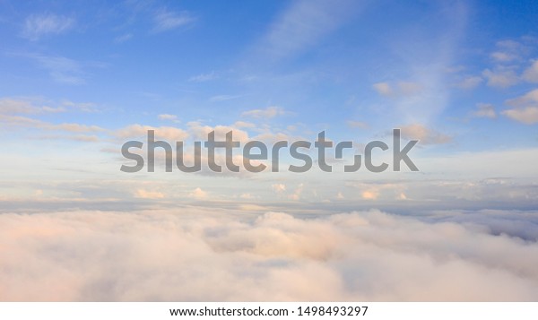 青い空に白い雲を空撮 上 ドローンから表示 空中鳥の目 上空の平面図の雲マーク 雲のテクスチャー 上から見る 雲の上の日の出または日没 の写真素材 今すぐ編集