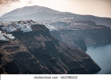 Vista aérea del pueblo blanco griego de Thira en el acantilado de la Caldera de Santorini