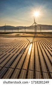 Luftsicht von Windmühlen und Solarpaneelen, Fotovoltaik, alternative Stromquelle - Konzept nachhaltiger Ressourcen an einem sonnigen Tag, Bac Phong, Thuan Bac, Ninh Thuan, Vietnam