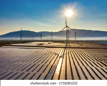 Luftsicht von Windmühlen und Solarpaneelen, Fotovoltaik, alternative Stromquelle - Konzept nachhaltiger Ressourcen an einem sonnigen Tag, Bac Phong, Thuan Bac, Ninh Thuan, Vietnam