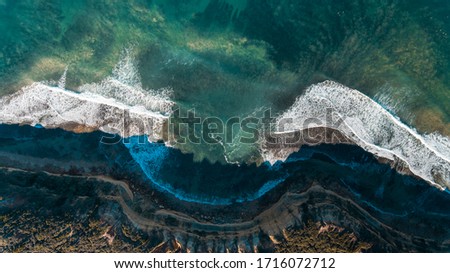 Similar – Foto Bild Luftaufnahmen von dramatischen Meereswellen, die auf felsige Landschaften prallen.