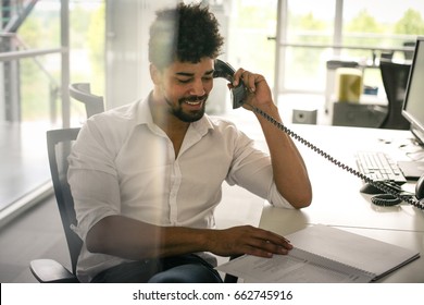 Un homme d'affaires américain Aero discutant sur le téléphone fixe. Homme d'affaires au pouvoir.
