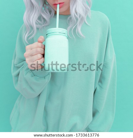 Similar – Foto Bild Junge, fitte Frau, die einen rosa Smoothie trinkt.