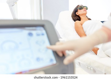 Aesthetic Surgeon Hand Operated Monitor For Laser Epilation