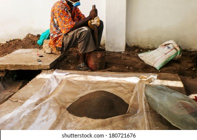In Afrika, harte Arbeit kongolesische gründet Coltan Ore. Wird in der modernsten Technologie weit verbreitet