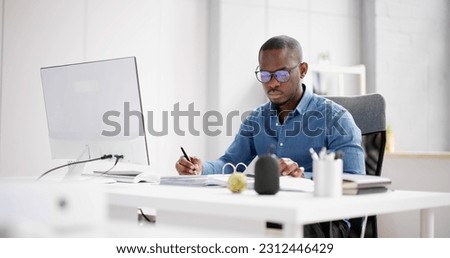 African American Accountant Doing Accounting And Tax Foto stock © 