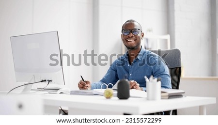 African American Accountant Doing Accounting And Tax Foto stock © 