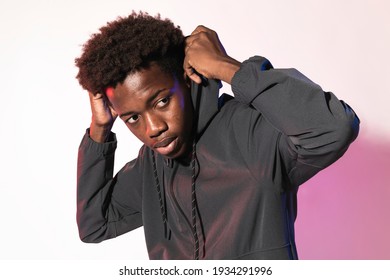 Portrait d'un garçon afro-américain en veste de coupe-vent noire