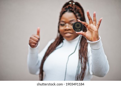 African american business woman show Chainlink coin and thumb up. Cryptocurrency concept.