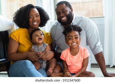 Afrikanische Familie zu Hause