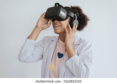 African American Girl With VR Glass Playing Docter. African Girl Have Fun With Virtual Reality Glass.