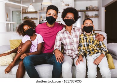 Afroamerikanische Eltern und süße kleine Kinder, die zu Hause Schutzmasken tragen. Beenden Sie das Virus und die Epidemie.
