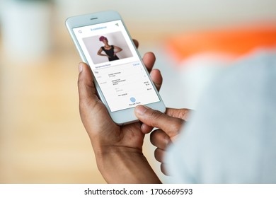 Afroamerikaner, die einen Online-Kauf auf ihrem Handy bezahlen - Schwarze Menschen