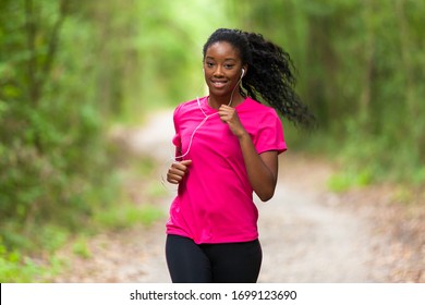 Joggerporträt der Afroamerikanerin - Fitness, Menschen und gesunder Lebensstil