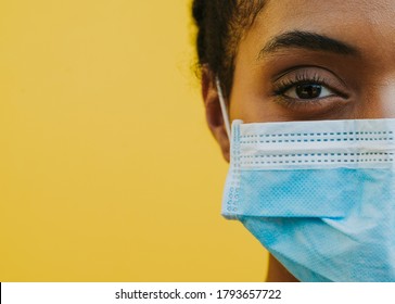 Mulher afro-americana usando máscara médica contra o vírus corona