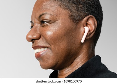 Afroamerikanerin mit drahtlosen Ohrfeigen