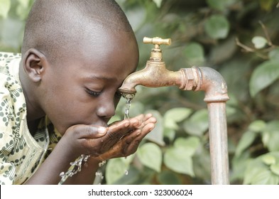 Африканский черный мальчик питьевой чистой воды