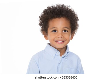afrikanischer Junge, der lächelt und sich auf weißem Hintergrund