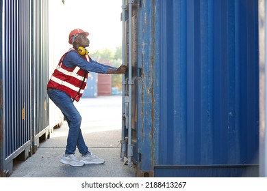 861 Black man carrying opened box Images, Stock Photos & Vectors ...