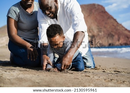 Similar – Foto Bild kind am strand Spielen