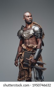 Afrikanischer Kämpfer im viktorianischen Stil mit antiker Schutzkleidung