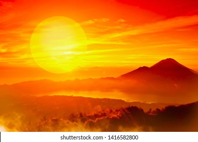 Paisaje africano con siluetas de montaña y puesta de sol