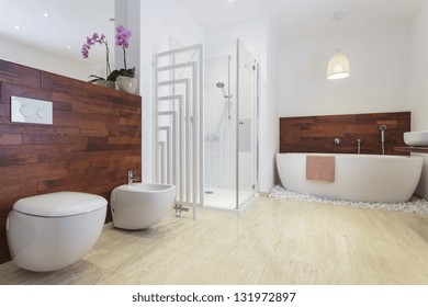 Badezimmer im afrikanischen Stil mit exotischem Holz und kostenloser Stehbadewanne.