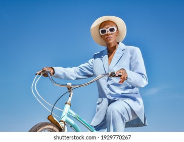 女性 スーツ 自転車 の画像 写真素材 ベクター画像 Shutterstock