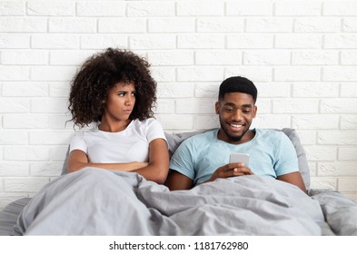 Africanamerican Couple Bed Unsatisfied Wife Frustrated Foto S