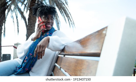 Afro Black Girl Talking On Phone Stock Photo 1913437150 | Shutterstock