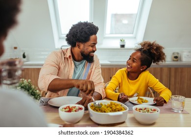 Afro Familie von vier zu Hause zu Mittag essen