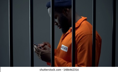 Afro-american Prisoner Using Phone In Cell, Corruption In Prisons, Prohibition