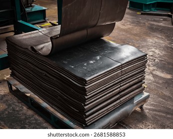 After the batch off cooling process, the rubber plates are stacked on the pallet.