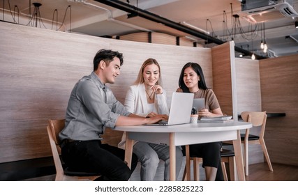 After class, college students discuss, share ideas and thoughts, and learn from each other. Modern and spacious areas in academic libraries that support a more tech-oriented and collaborative society - Powered by Shutterstock