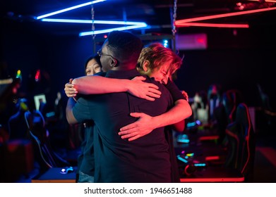 Después de ganar el torneo cibernético, los chicos y la chica se abrazan entre ellos por alegría