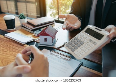 Agents Are Calculating The Loan Payment Rate Or The Amount Of Insurance Premiums For Customers Coming To Contact The Purchase Of A New Home At The Office.