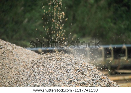 Aggregate drop to the aggregate pile