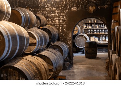 Proceso de envejecimiento del espíritu coñac en viejos barriles de roble francés oscuro en bodega en casa de destilería, región vinícola blanca de Cognac, Charente, Segonzac, Grand Champagne, Francia