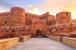 阿格拉堡-日出时的中世纪印度历史悠久的红砂岩堡垒。阿格拉堡是印度阿格拉市的联合国教科文组织世界遗产。